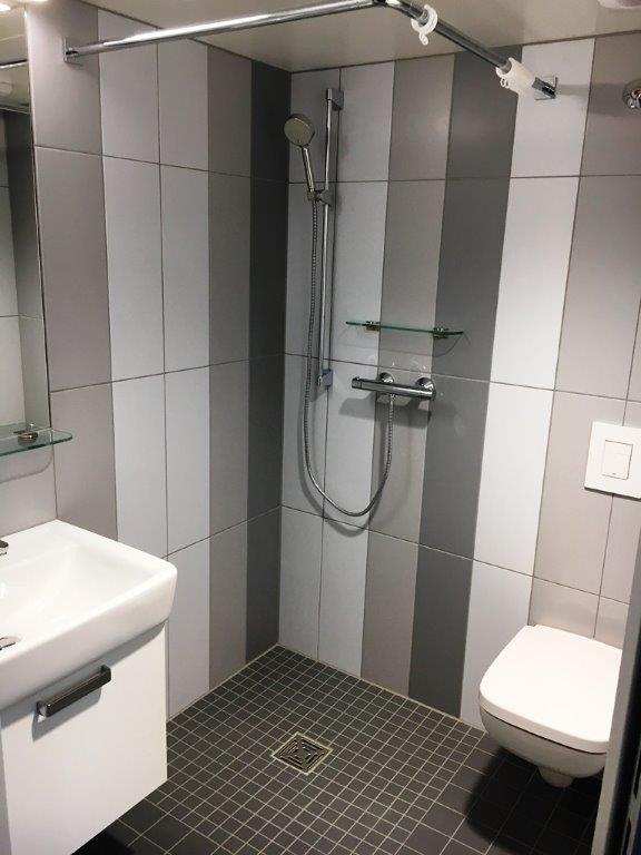 Blick in ein typisches Badezimmer im Internat: Dusche samt Waschbecken und Toilette