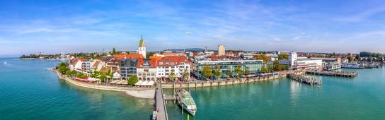 Friedrichshafen Luftaufnahme von Friedrichshafen mit Gebäuden, Hafen und Wasser