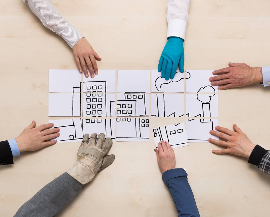 Gruppenarbeit im Seminar: Teilnehmer legen zusammen ein Puzzle
