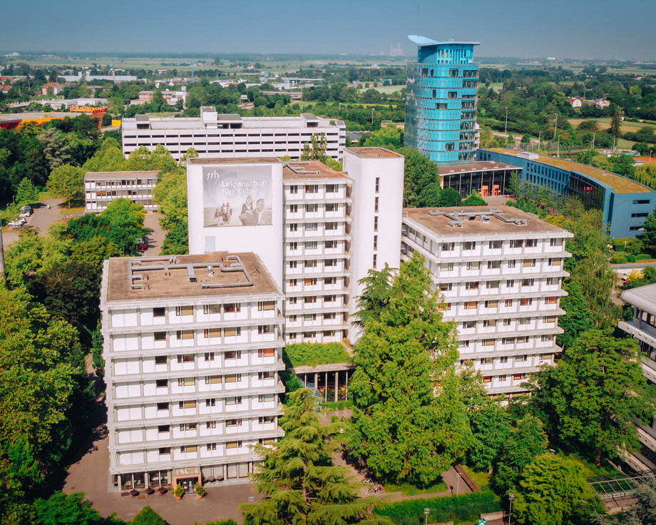 Luftbild SRH Campusgelände mit Sicht auf Wohnheime und Tower