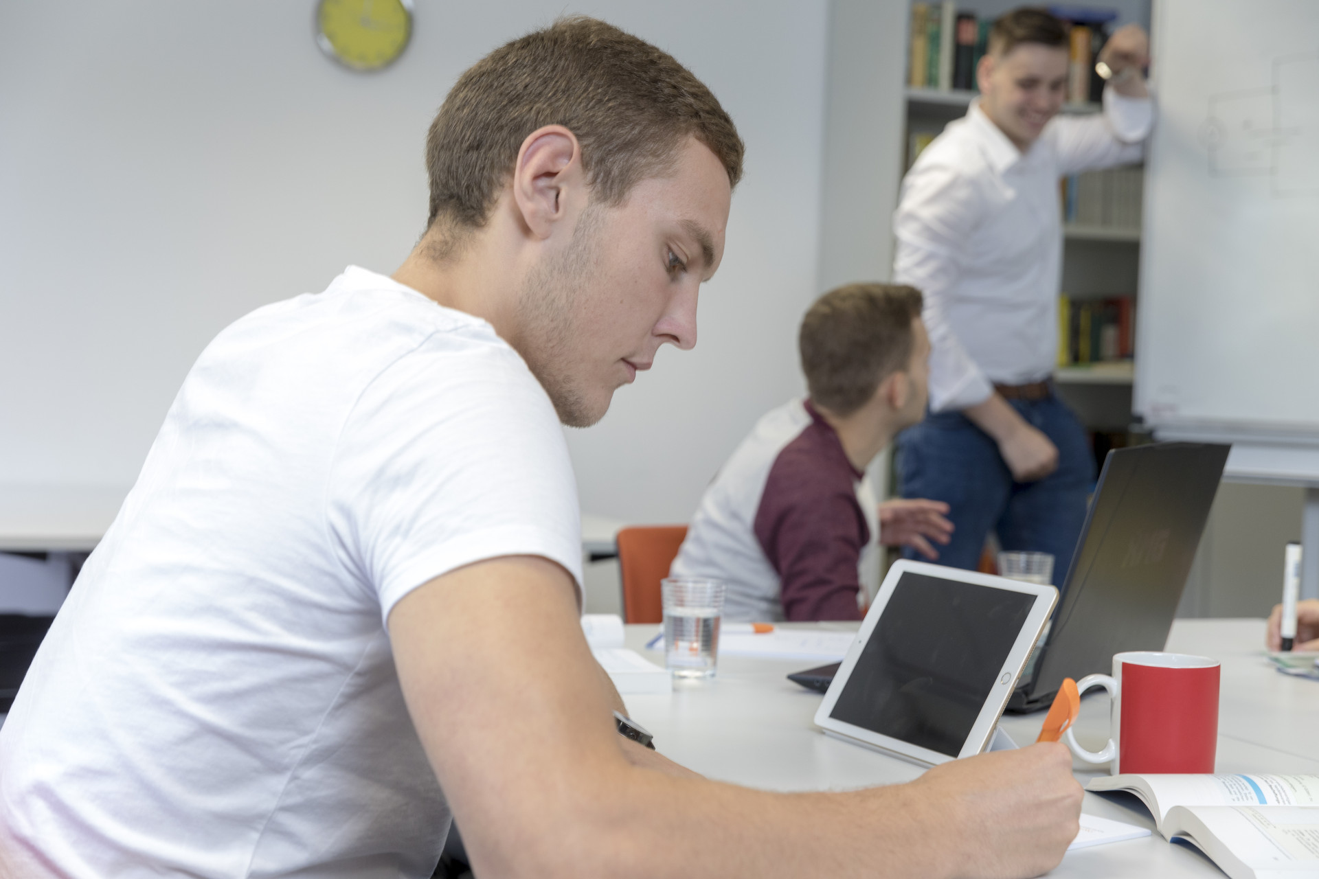 Unterrichtssituation: Teilnehmender macht sich Notizen