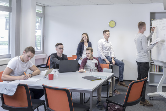 Arbeitsgruppe lernt gemeinsam