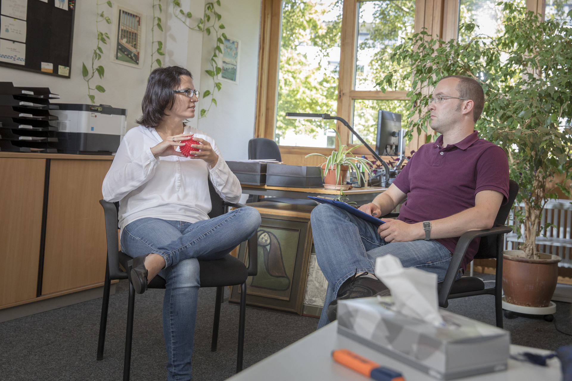 Teilnehmerin mit Psychologen in der Sprechstunde