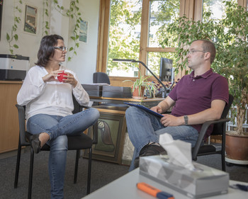 Teilnehmerin mit Psychologen in der Sprechstunde