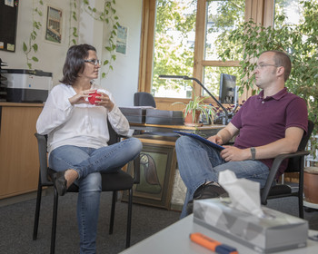 Teilnehmerin mit Psychologen in der Sprechstunde