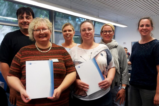 Foto: Die Absolventinnen der APQ (vorne) sowie René Fleischer, Dr. Christine Koch-Hallas und Lisa Maibach von der IHK Rhein-Neckar.