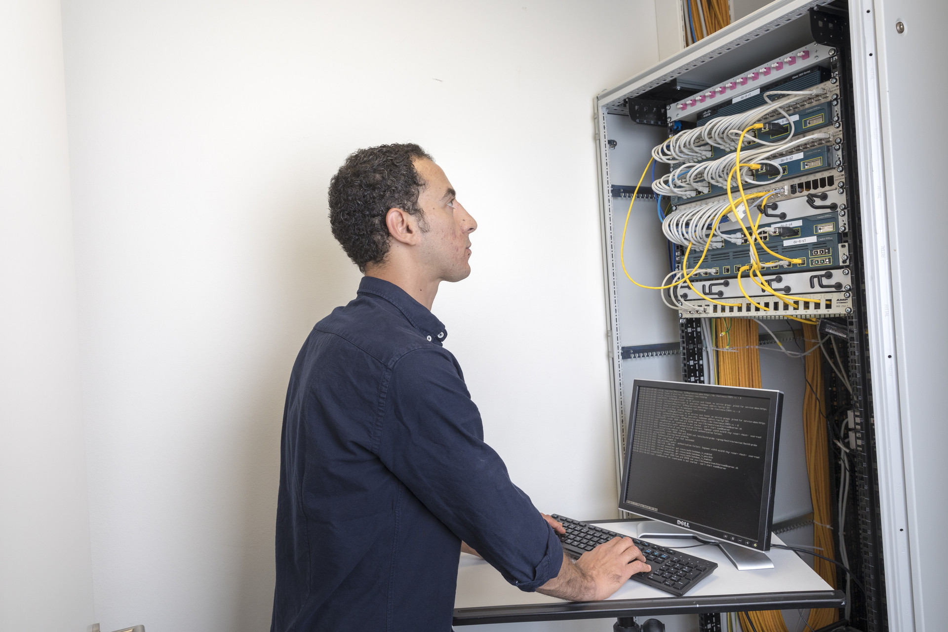 IT-Dozent schaut sich Server an IT-Dozent schaut sich den Server an