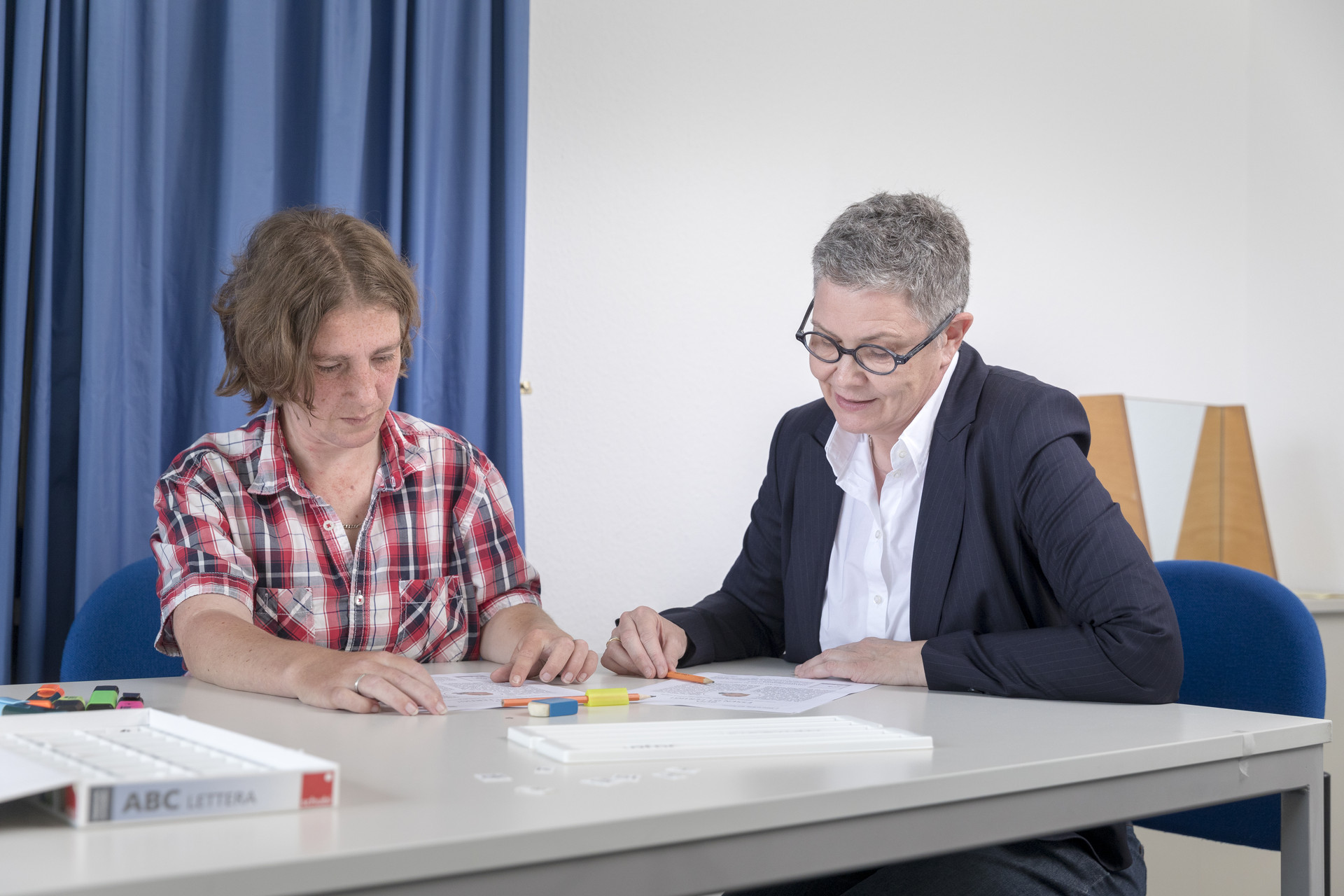 Szene aus der logopädischen Sprechstunde: Zwei Frauen im Gespräch