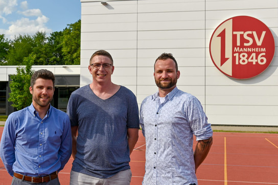 Foto: Christian Berkes, Ben Abt und Mike Mitsch stehen vor dem Sportzentrum des TSV 1846