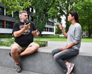 Gesprächssituation draußen zwischen Mann und Frau