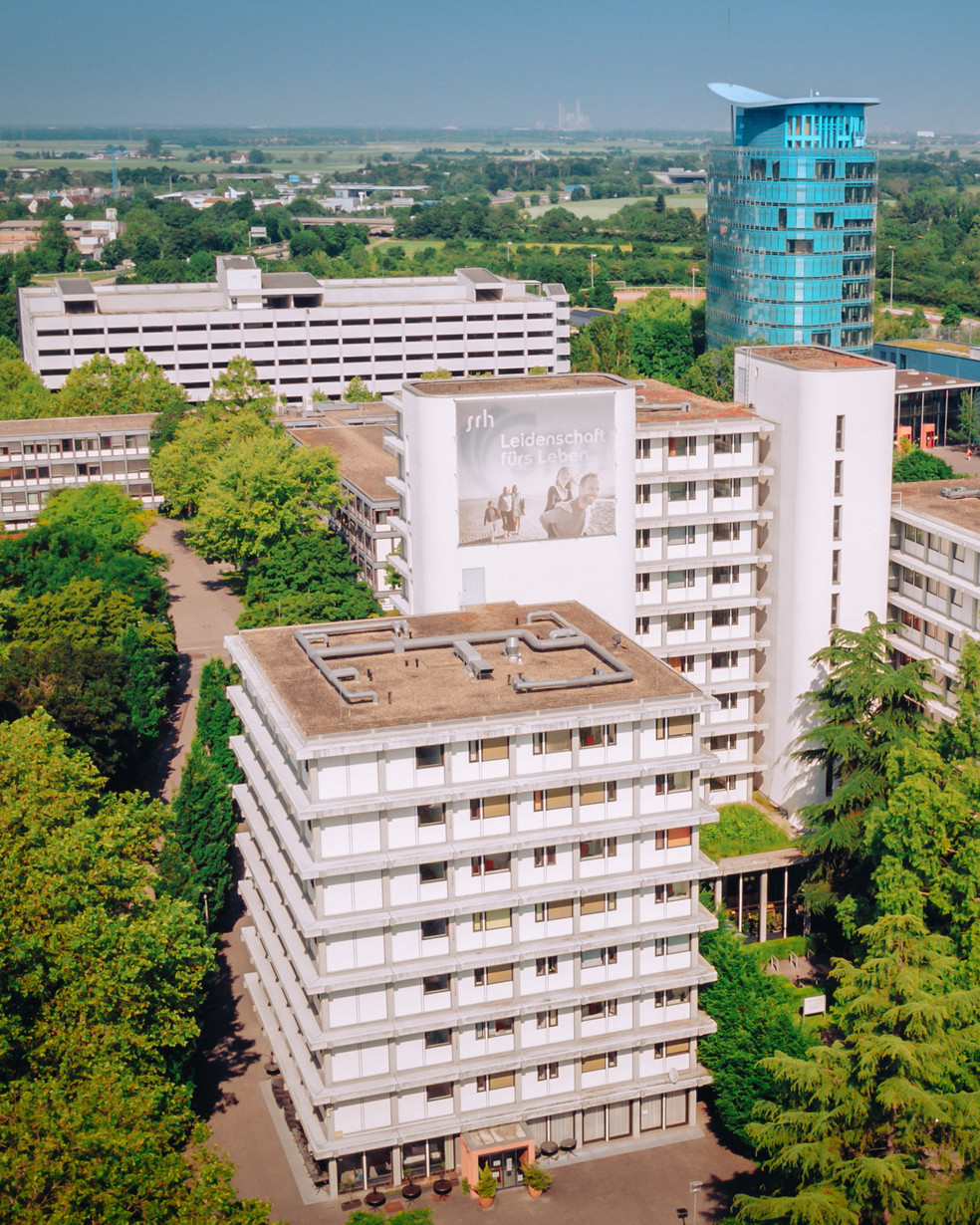 Luftbild SRH Campusgelände samt Wohnheimen und Tower
