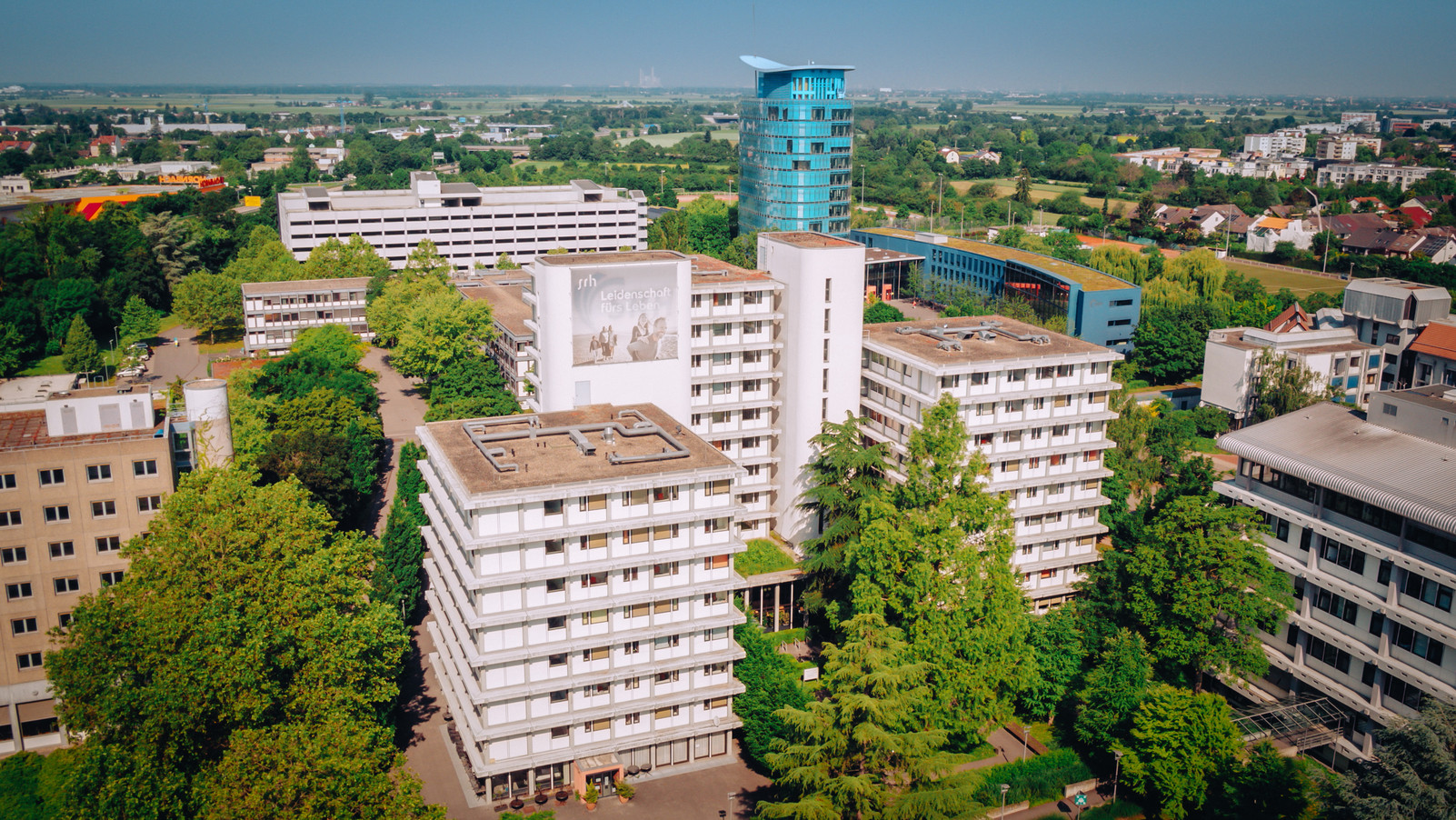 Luftbild SRH Campusgelände samt Wohnheimen und Tower