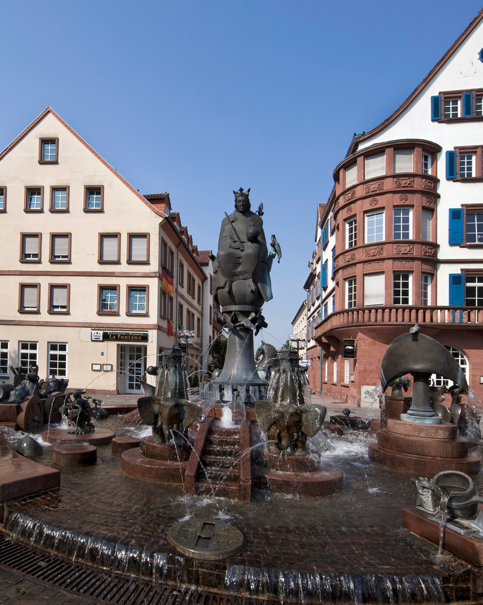 Innenstadt samt Brunnen in Kaiserslautern