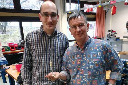 Foto: Carsten Beck und Klaus Fischer halten den fertigen Funkturm in der Hand