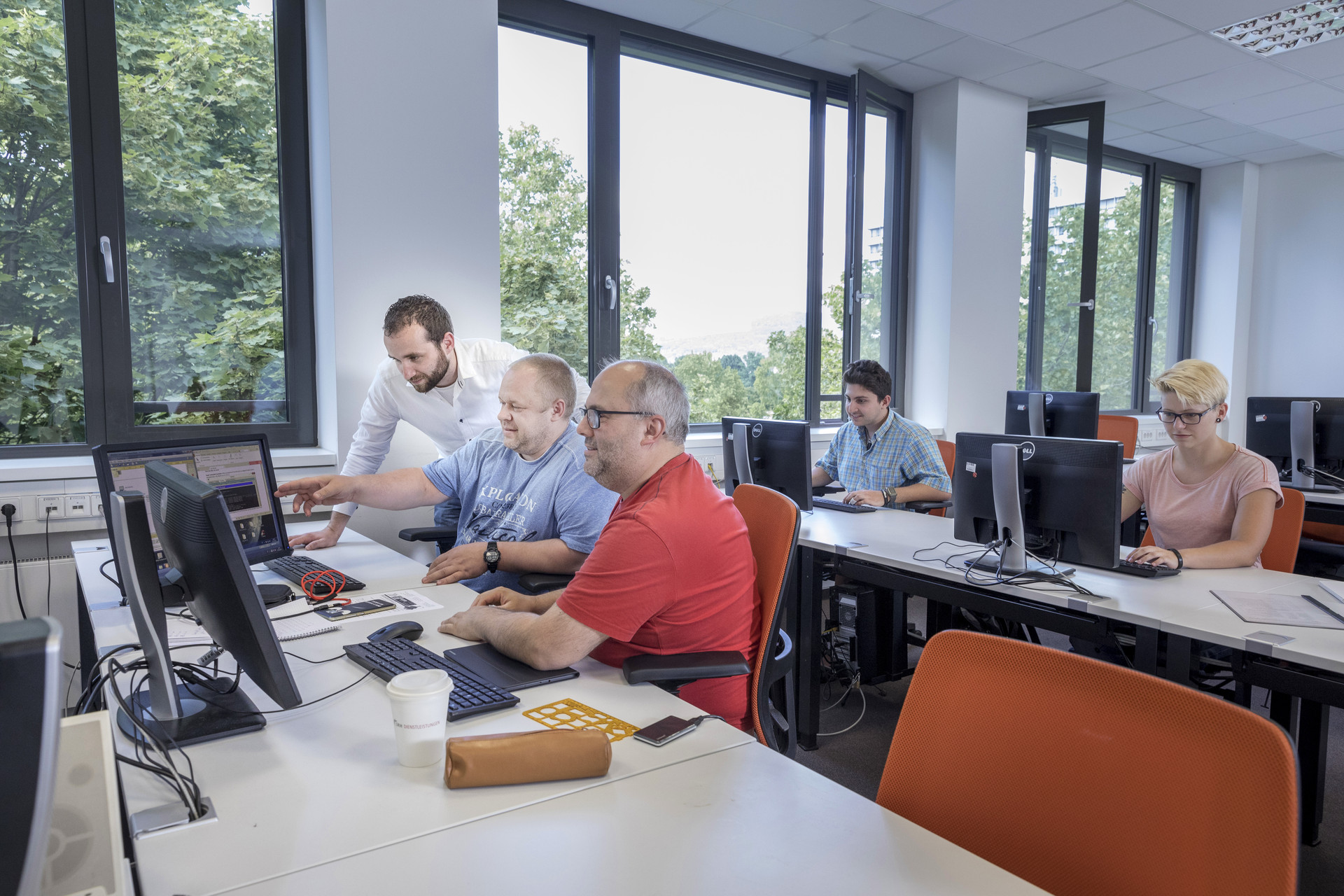 Unterrichtssituation: Teilnehmende arbeiten an PCs im Klassenzimmer