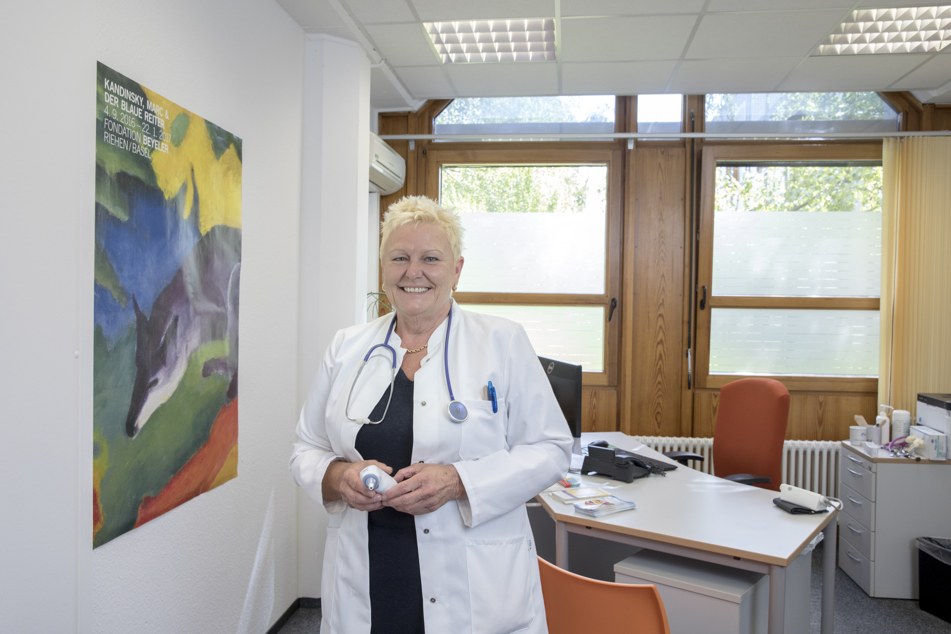 Ärztin lächelt in die Kamera