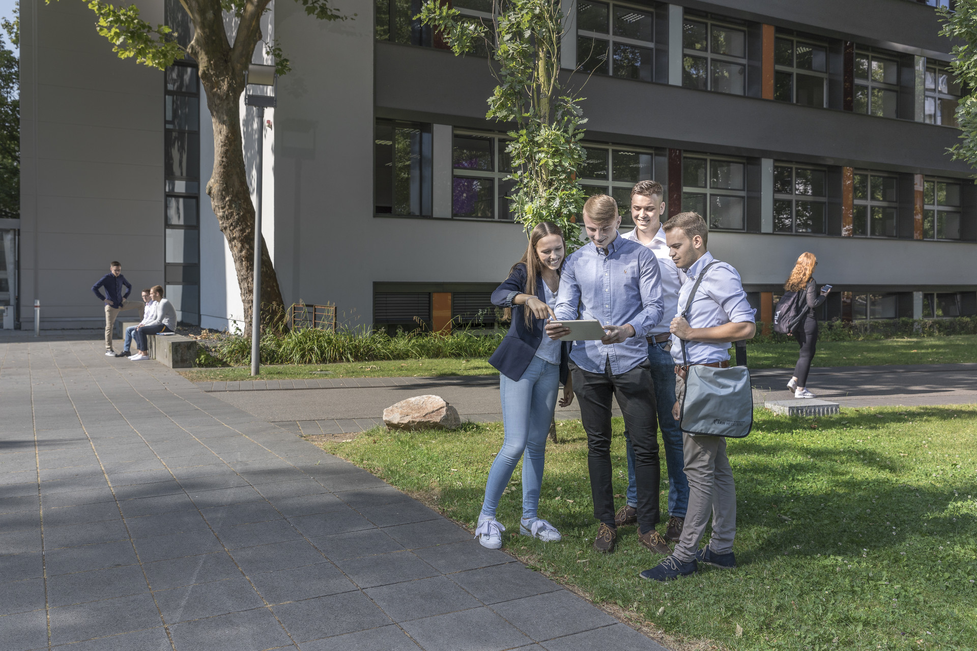 Teilnehmende auf SRH Campus Gruppe Teilnehmende steht im Freien und unterhält sich.
