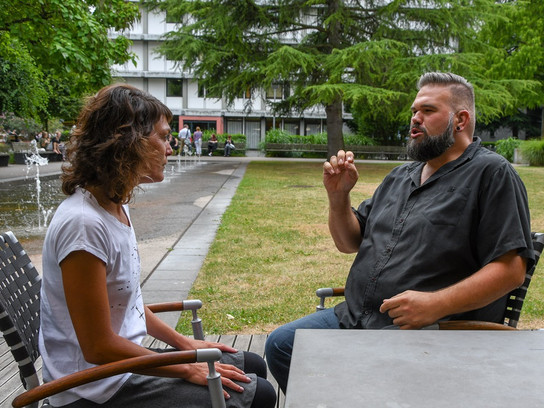 Foto: Christian Winzer sitzt rechts im Gespräch mit Kommunikationspädagogin Jasmin Groh