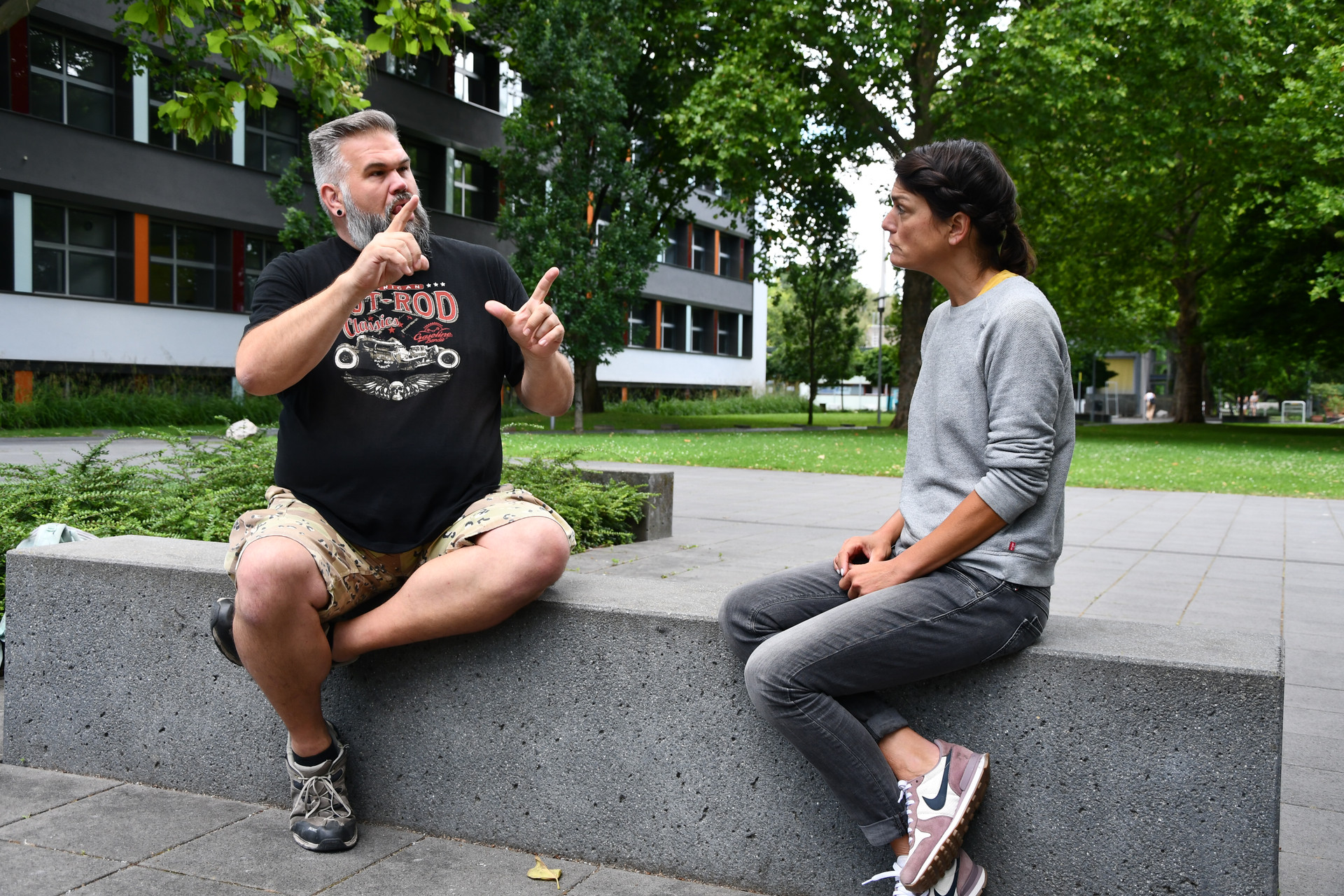 Dozent und Teilnehmende tauschen sich aus auf dem Campusgelände