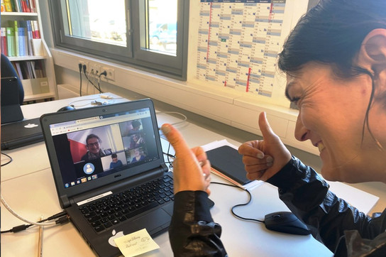 Foto: Jasmin Groh unterstützt Hörgeschädigte per Video.