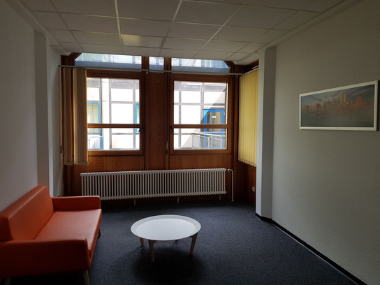 Foto: Der Cannabis-Raum am BFW Heidelberg mit Couch und Tisch